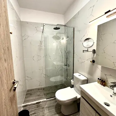 Travelers Luxury Suites, & Διαμέρισμα