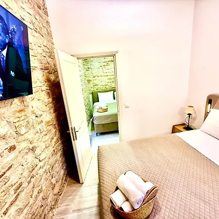 Travelers Luxury Suites, & Apartment *